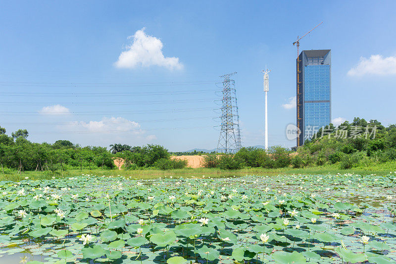 中国东莞松山湖畔的建筑工地