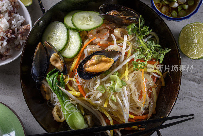 美味的豆芽、贻贝、青菜亚洲面