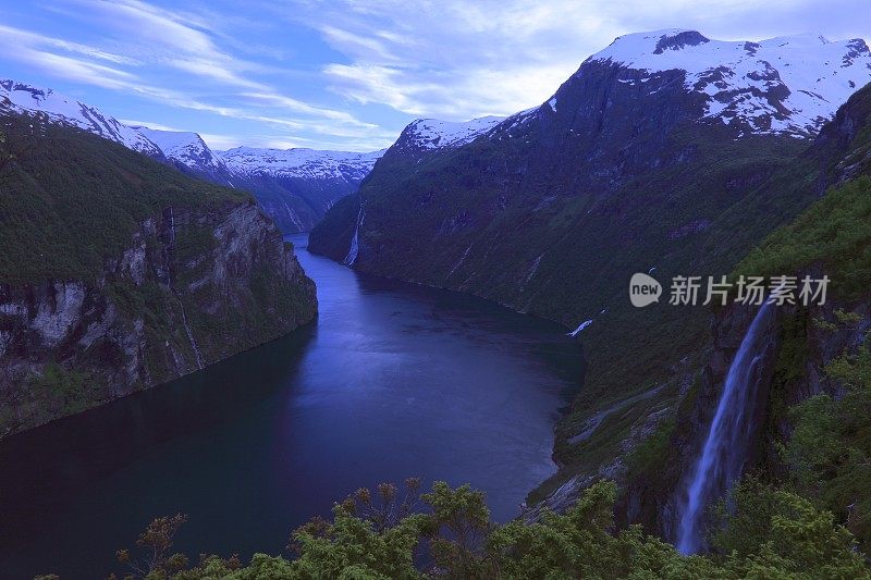 Geiranger峡湾在戏剧性的蓝天黄昏和瀑布，挪威