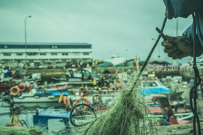 渔民正在清理渔网