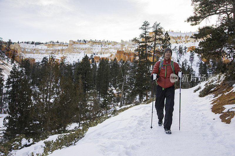 冬季徒步旅行者用冰爪在雪山景观上行走