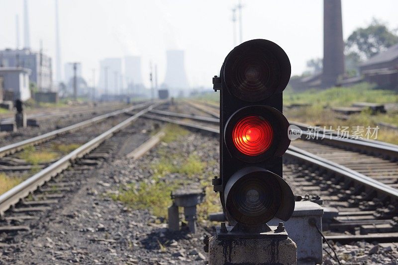 铁路轨道上出现红灯