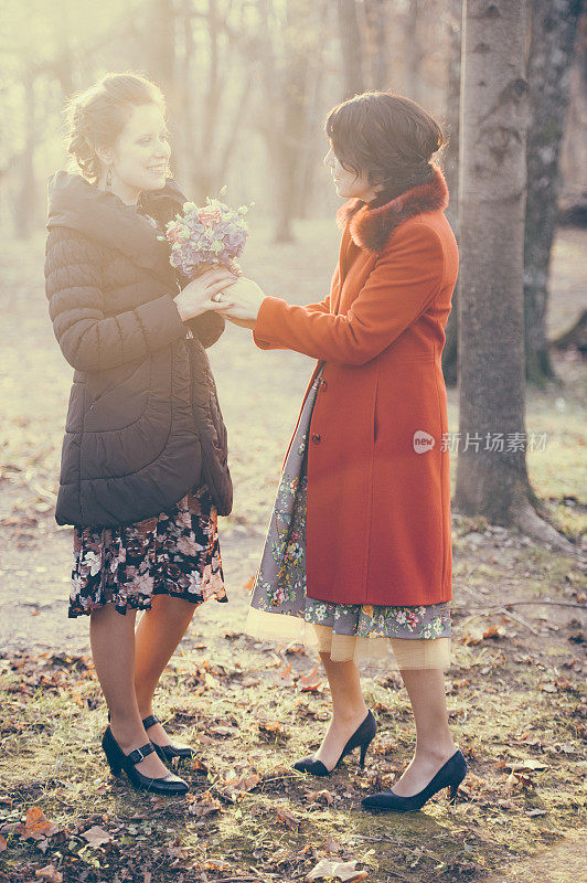 一对快乐的夫妇和她的姐姐在一个婚礼的日子