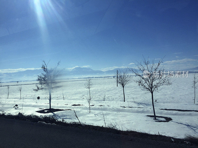 新雪沿着开放的山路