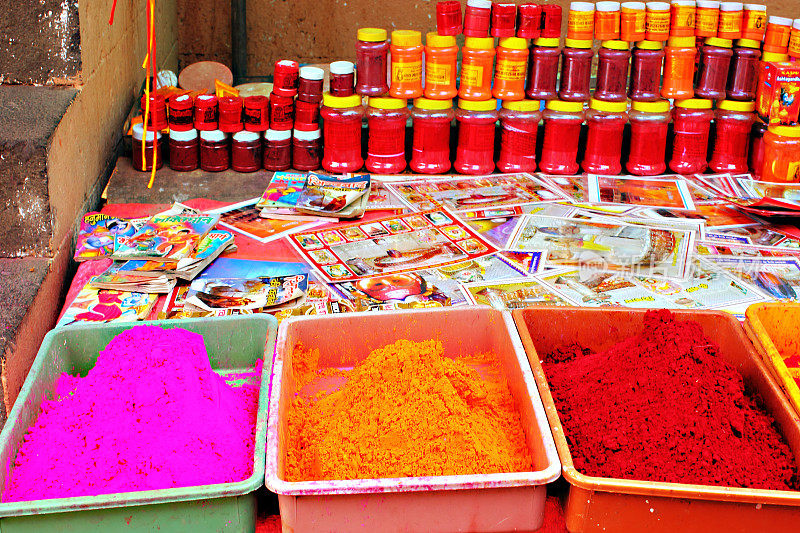 色彩和其他宗教材料在印度街头的摊位上出售