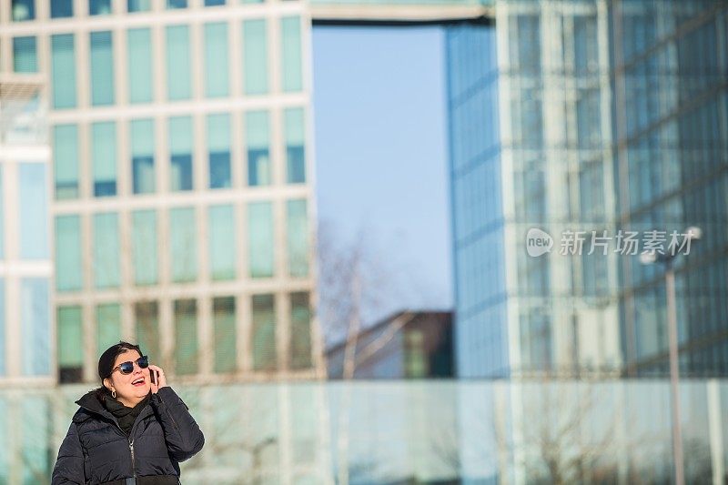 商务女士微笑着与手机