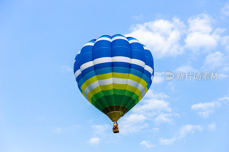 蓝色天空中气球的特写