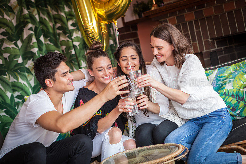 生日聚会的时间!4个年轻人在庆祝朋友的生日