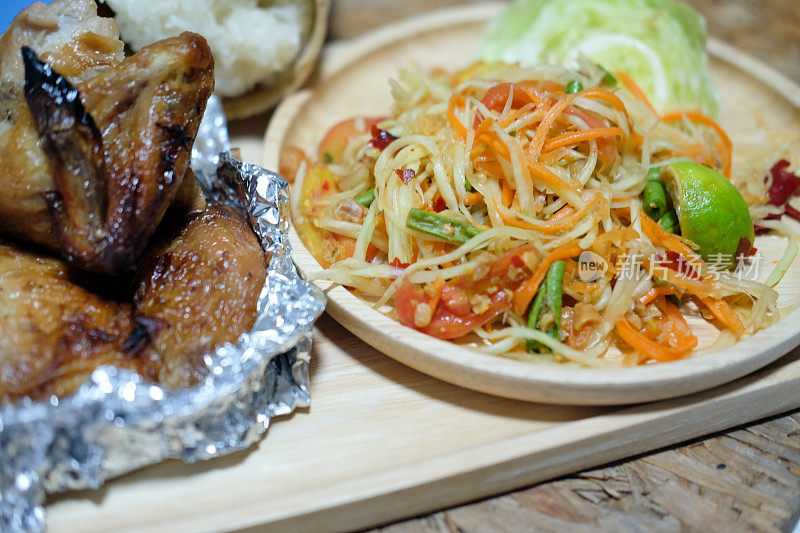 烤鸡、香辣木瓜沙拉配糯米(泰式食物)