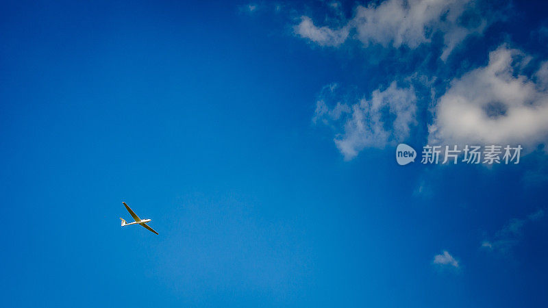 滑翔机在天空中滑翔