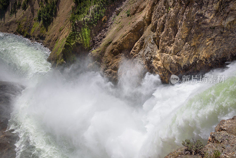 黄石河下游瀑布的特写。湍急的水流。从瀑布喷雾。