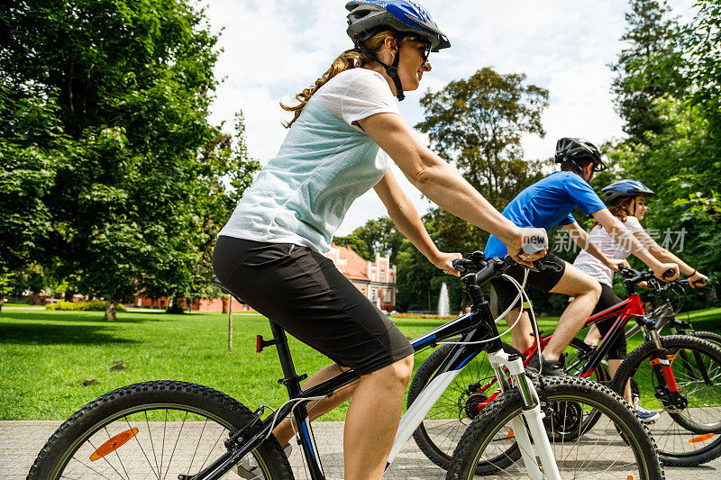 城市自行车——三个人在城市里骑自行车