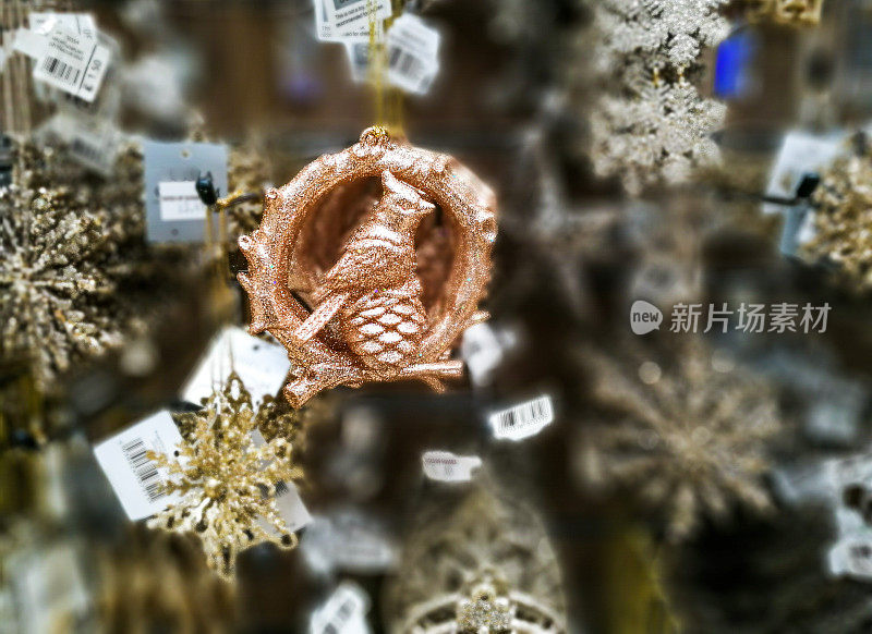 金色闪亮的圣诞树装饰物和装饰品展示