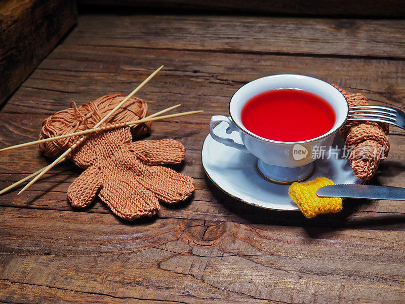 编织牛角面包，黄油和茶