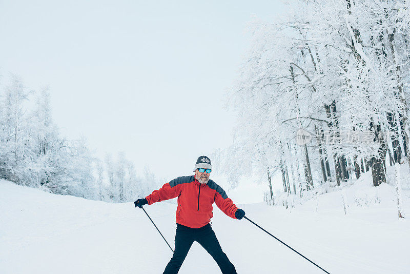 年长男子越野滑雪在欧洲阿尔卑斯山