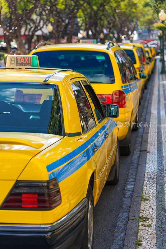 芬查尔——葡萄牙马德拉——很多人在等黄色出租车