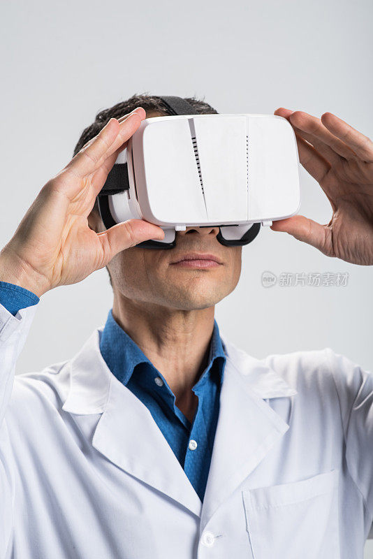 迷人的男医生进行VR眼镜的研究