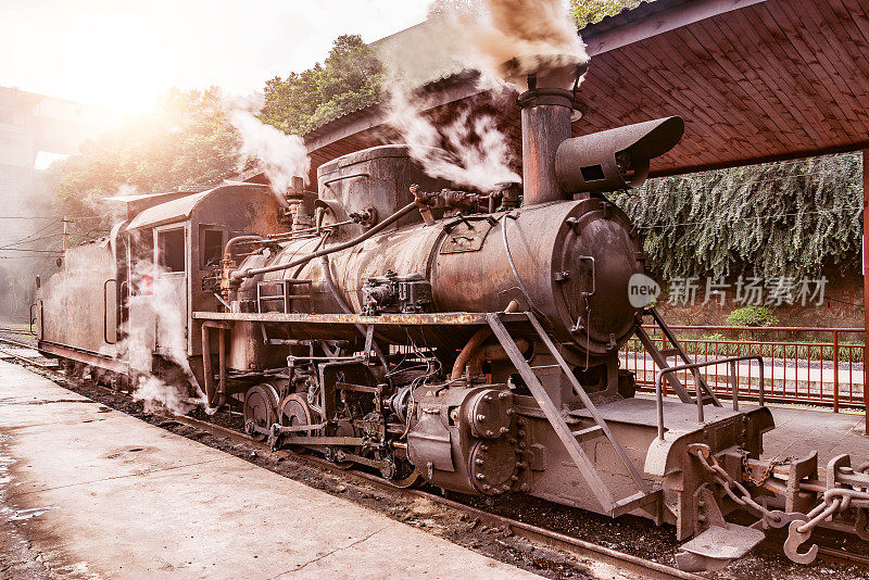 蒸汽的窄轨机车。