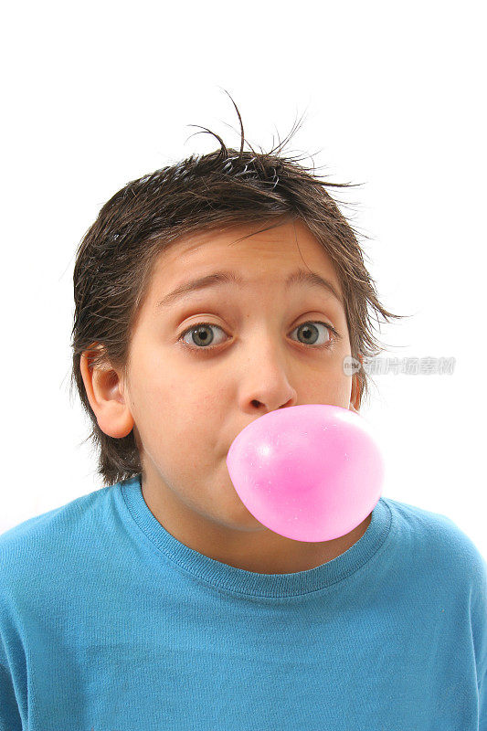 男孩吹着粉红色的泡泡糖