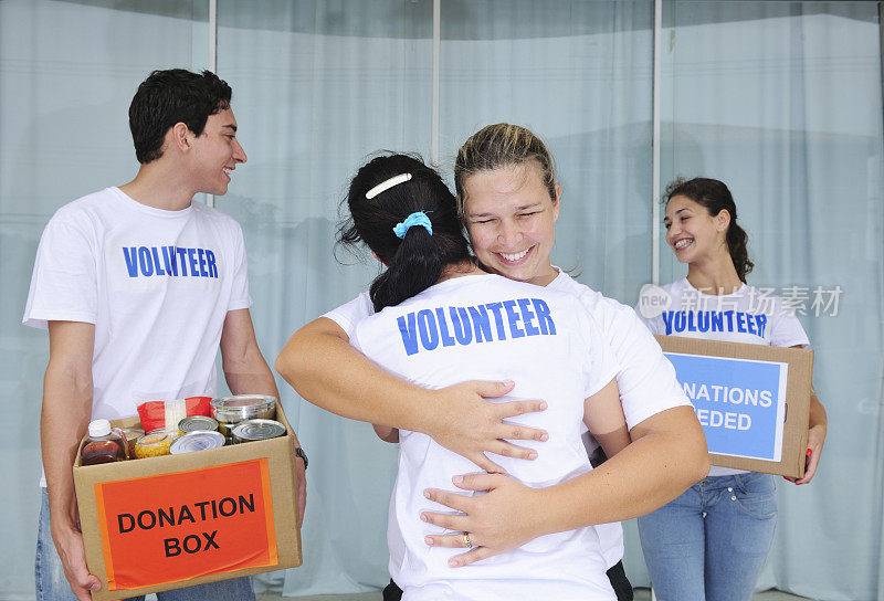 快乐的志愿者团体与食物捐赠