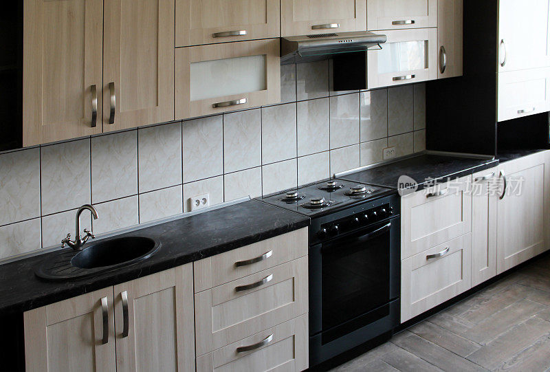 木制厨房，黑色台面。