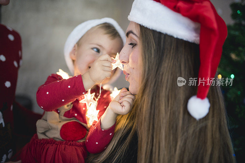 母亲和女儿在圣诞节