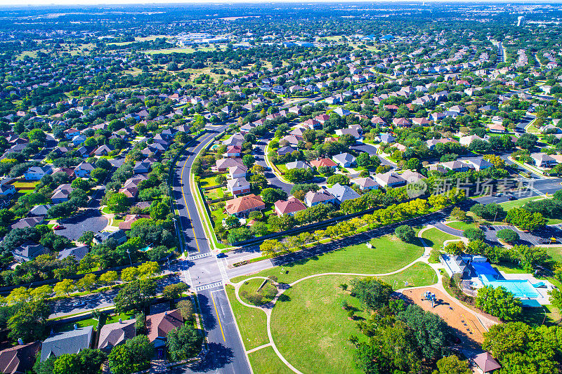 圆形岩石，美国德克萨斯州，无人机俯瞰郊区社区在公园住宅