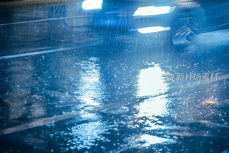 汽车在雨中驾驶在潮湿的道路上带着前灯