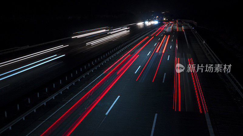 高速公路上的交通-长曝光，运动模糊