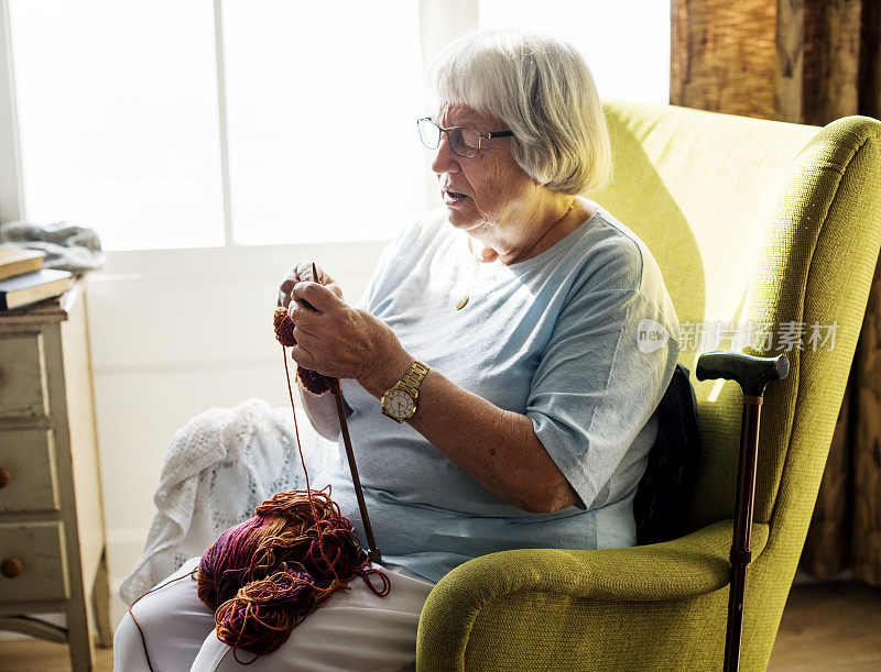 年长妇女在家编织爱好