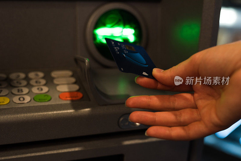 使用ATM机的特写。