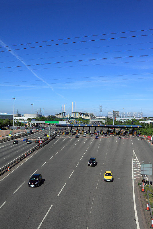 高速公路大桥上设有收费亭的收费广场