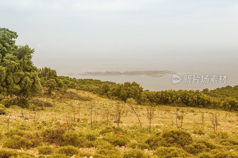 位于土耳其卡斯穆格拉附近的地中海著名度假胜地卡尔坎的雾蒙蒙的海岸