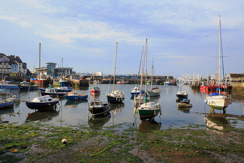 布里克斯姆码头，晚上停泊着渔船和游艇