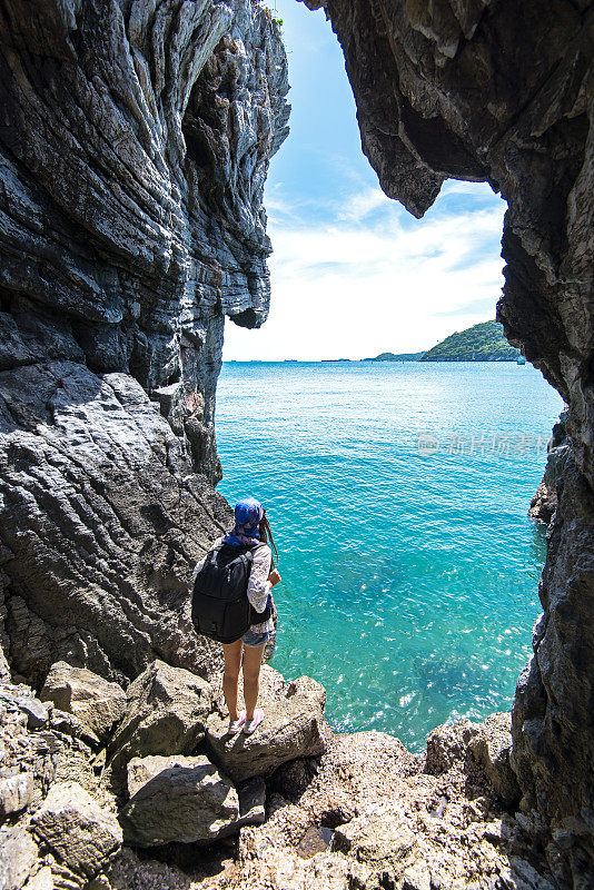 在泰国高思昌海边的一个山洞里，游客们女游客。旅游的概念