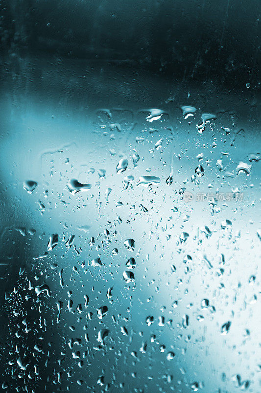 淡水滴在窗户玻璃上