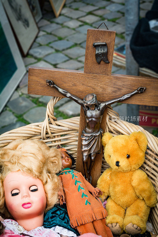 耶稣在一个篮子里被钉在十字架上，还有娃娃和熊