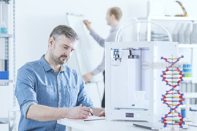用3D打印机工作的人