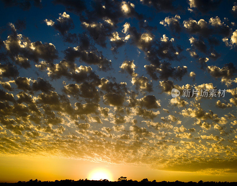 戏剧性的晚上cloudscape