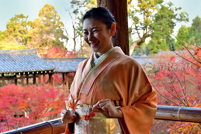 京都Tofuku-ji，穿着和服和秋叶的日本女人