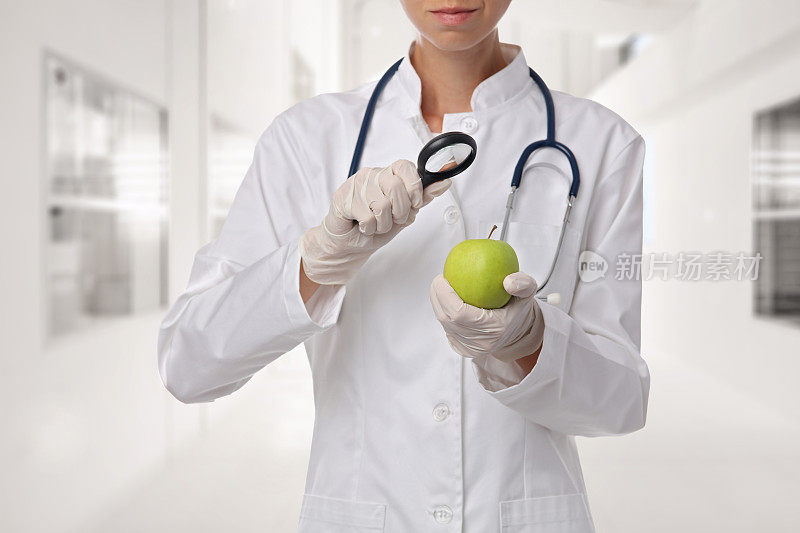 食品科学，转基因食品概念。科学家在实验室检查苹果样品