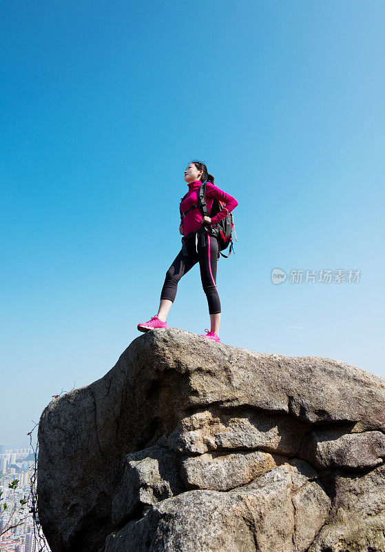 女人站在山顶欣赏风景