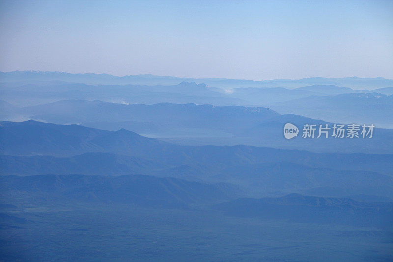 从飞机窗口俯瞰天空