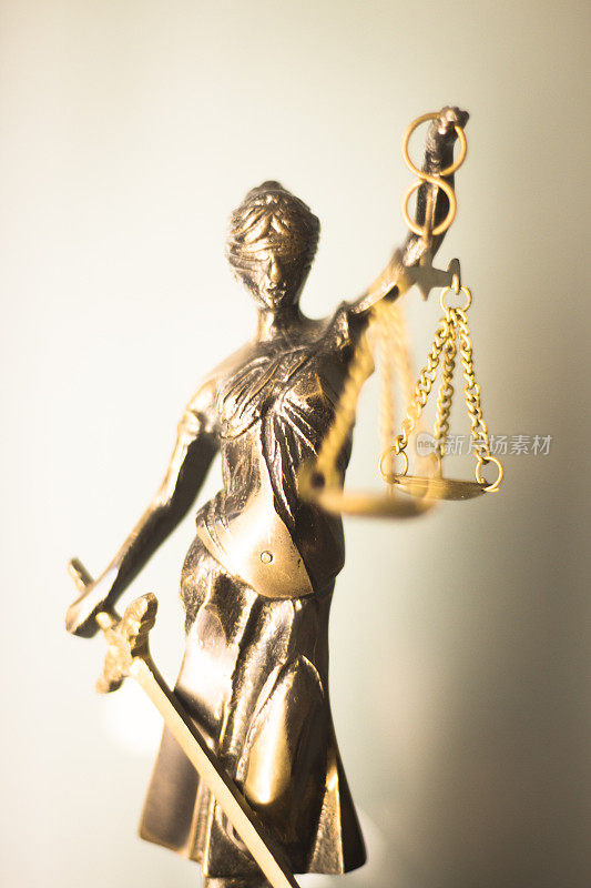 法律事务所themis女神铜像与正义的天平在律师事务所。