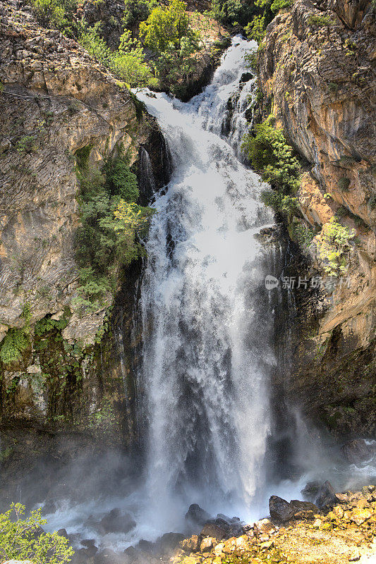 瀑布在山