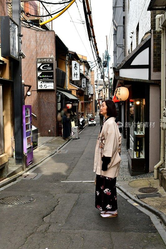 穿着和服的日本妇女站在京都的蓬托町