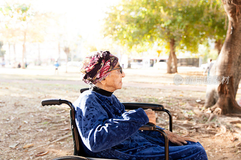 年长妇女，国际残疾人日在公园