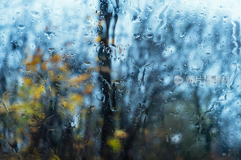 多雨的窗口