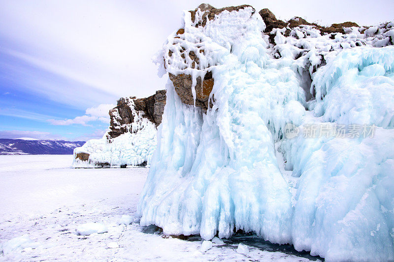 悬挂冰柱在Olkhon岛在冻结的贝加尔湖在西伯利亚，俄罗斯在冬季