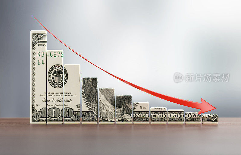 货币图表和一个红色箭头在木材表面上散焦背景